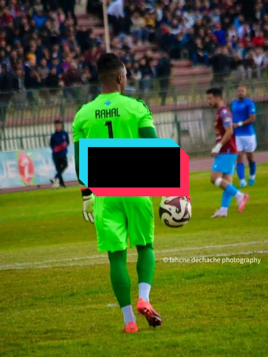 بـــــارطوج الفيديو خــــاوتي فضلا منكم وتحيا الجزائر 🇩🇿 🇩🇿 🥰 ✍️السؤال المطروح اليوم: في ظل تراجع مستوى حراس المنتخب الوطني، لماذا لا يُمنح هذا الحارس الفرصة هو الآخر؟ فقد يكون الحل الأمثل لمعضلة حراسة مرمى “الخضر”، وربما يثبت جدارته ليحذو حذو وهاب رايس مبولحي، الذي منحه رابح سعدان الفرصة في ثاني مباراة للمنتخب الجزائري خلال مونديال 2010، ليصبح بعدها الحارس الأول لسنوات طويلة.