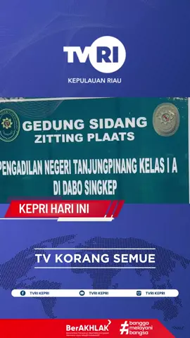 4 Warga Desa Tinjul Divonis Penjara! Majelis Hakim PN Tanjungpinang menjatuhkan vonis 1 tahun dan 10 bulan penjara kepada 4 terdakwa kasus ricuh dan perusakan lahan sawit di Lingga. Putusan ini lebih ringan dari tuntutan Jaksa Penuntut Umum. 👉 Bagaimana reaksi JPU dan kuasa hukum terdakwa? 📺 Saksikan liputan lengkapnya di KEPRI HARI INI 🕑 Pukul 14.00 WIB 📌 Hanya di TVRI KEPRI #TVRIKEPRI #KepriHariIni #BeritaKepri #Lingga #Pengadilan 