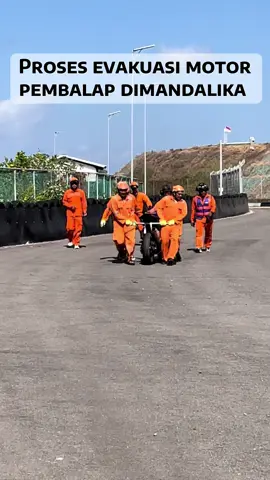 Beginilah Proses evakuasi motor pembalap di Mandalika saat crash #mrs #arrc #mandalika #mandalikacircuit #mandalikamotogp @Yamaha Racing Indonesia 