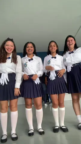 ultiko desfile cívico 😭🙌
