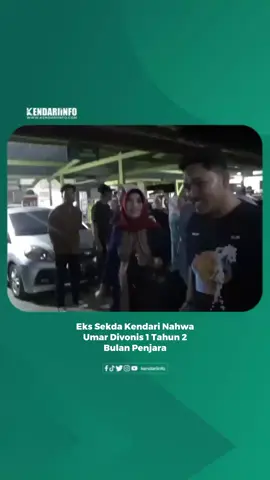 Eks Sekretaris Daerah (Sekda) Kota Kendari, Nahwa Umar, divonis 1 tahun 2 bulan penjara oleh majelis hakim di Pengadilan Negeri (PN) Kendari. Vonis dibacakan dalam sidang putusan korupsi anggaran makan dan minum pada Sekretariat Daerah (Setda) Pemerintah Kota Kendari 2020, Selasa (23/9/2025). Ketua Majelis Hakim Pengadilan Negeri (PN) Kendari, Arya Putra Negara Kutawaringin, mengatakan Nahwa Umar terbukti secara sah dan meyakinkan melakukan tindak pidana korupsi secara bersama-sama, sehingga menyebabkan kerugian negara senilai Rp444 juta sebagaimana dalam dakwaan subsider. “Menjatuhkan pidana terhadap terdakwa dengan pidana penjara selama 1 tahun 2 bulan serta pidana denda sebesar Rp50 juta. Apabila denda tidak dibayar maka diganti dengan pidana kurungan selama tiga bulan,” kata Arya membacakan putusan. Selain pidana penjara dan denda, Nahwa Umar diwajibkan membayar uang pengganti Rp300 juta. Dari jumlah tersebut, Nahwa Umar telah menitipkan Rp200 juta pada saat proses penuntutan, sehingga masih tersisa Rp100 juta yang harus dibayarkan. Apabila sisa uang pengganti tidak dibayarkan dalam waktu satu bulan sejak putusan berkekuatan hukum tetap, maka harta benda Nahwa Umar dapat disita untuk menutupi kerugian negara. Jika harta benda tidak mencukupi akan digantikan dengan pidana penjara tambahan sesuai ketentuan perundang-undangan. Majelis hakim juga menetapkan masa penahanan yang telah dijalani terdakwa akan dikurangkan sepenuhnya dari masa hukuman yang dijatuhkan. Usai persidangan pembacaan putusan, Nahwa Umar tampak didampingi anaknya, Rizki Brilian Pagala, dengan pengawalan petugas Kejaksaan Negeri (Kejari) Kendari. Nahwa enggan berkomentar soal putusan majelis hakim di PN Kendari. “Nanti kalau saya sudah bebas,” kata Nahwa Umar. Wakil Ketua 1 DPRD Kota Kendari, Rizki Brilian Pagala, juga tak memberikan penjelasan terkait vonis ibunya. Jawaban Rizki pun hampir sama dengan Nahwa Umar. “Nanti, nah,” singkat Rizki. #kendariinfo #kendari #sulawesitenggara #sultra 