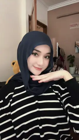 Fix inii pashmina kecintaan aku karna bahanya adem bangett, gampang distyling yang penting ga ribet wkwk #pashmina #hijab #pashminaviscose 