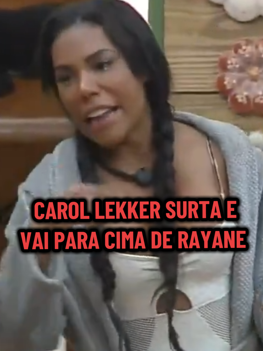Agora, Carol Lekker surta e vai para cima de Rayane e manda ela jogar copo de água na cara dela igual Rayane fez com Yoná. Veja a cena
