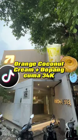 Buat yang bosen sama kopi itu-itu aja, wajib banget mampir ke @ARAH Coffee Rawamangun  Gue nyobain Orange Coconut Cream  segarnya jeruk ketemu  coconut cream tuh beda banget!  Dipadu sama Glazed Dopang yang manis legit, makin komplit deh. Aslinya 44 ribu, tapi gue dapet cuma 34 ribu doang. Worth every sip  Ambiencenya juga cozy parah, vibe-nya warm tapi kekinian banget buat nongkrong atau kerja. Ada yang udah pernah coba menu ini juga? Spill dong! #ARAH24Jam 
 #NgopiKapanAja #ARAHCoffee 
 #WorkFromArahHome #PromoMakanGajian 