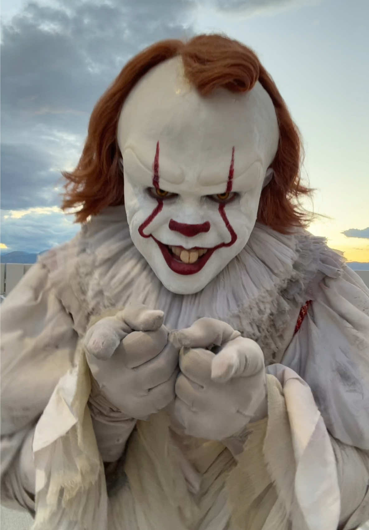 Your body looks so sweet 😏🎈  #daddyshome #daddy #pennywise #cosplay #welcometoderry