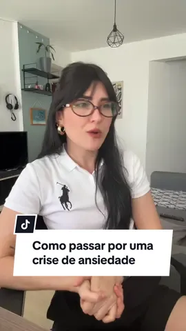 Hack para se livrar da ansiedade em momentos de crise. Encarar de frente nossa dor, nossos medos e nosso gatilhos, pode parecer assustador de início, mas é a única forma de mergulhar e atravessar tudo isso! Teste essa dica #psicologia #terapia #ansiedade #relacionamento #fy  