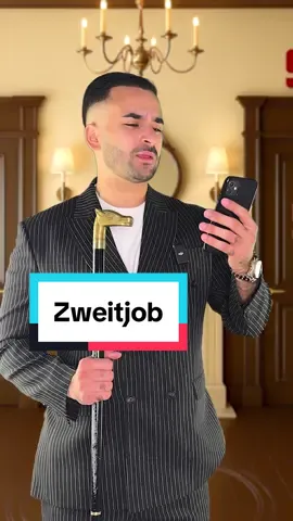 Schon mal über einen Zweitjob oder Nebenjob nachgedacht? 💸 Ob für den nächsten Urlaub, neue Sneaker oder einfach, um am Monatsende nicht blank zu sein. ✨ Aber real talk: 👉 Zweitjobs müssen oft beim Hauptarbeitgeber gemeldet werden. Und auch steuerlich gibt’s Regeln, die ihr kennen solltet. Sonst kann’s schnell stressig werden. Extra Cash ist nice. Aber nur, wenn ihr die Regeln kennt. ✅ #Sparkasse #Finanzen #Job #Geld