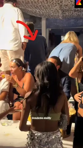 Hier soir en direct sur leurs réseaux sociaux, Jazz et Laurent ont annoncé leur séparation. 💔 Jazz et Laurent ont choqué leurs abonnés en révélant leur séparation en direct hier soir. Une annonce inattendue qui bouleverse leurs fans. Que s’est-il vraiment passé entre eux ? Découvrez les détails et les réactions qui enflamment la toile. ✨🔥 #Couple #Séparation #Buzz #RéseauxSociaux #actu 