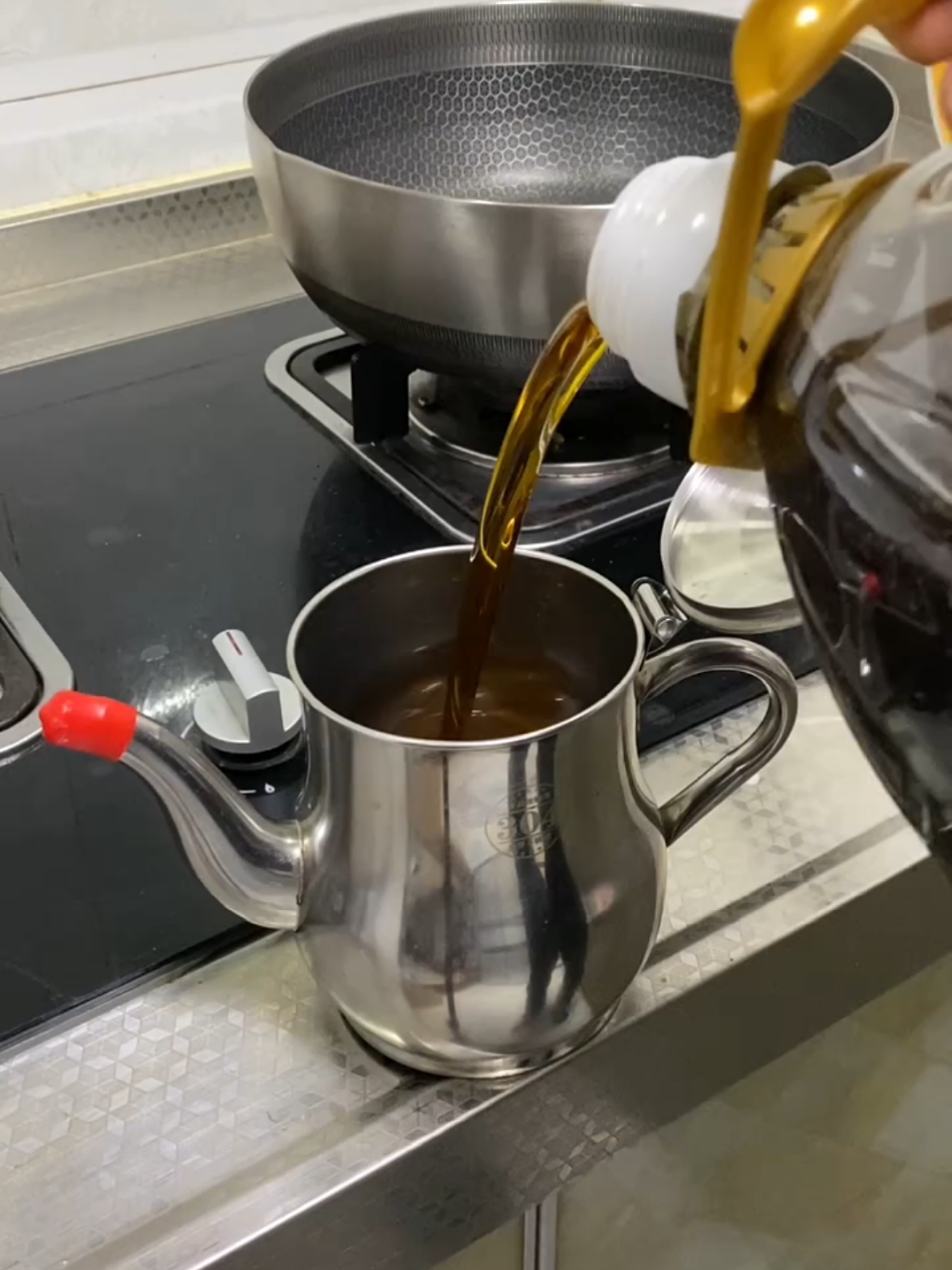 Teko saringan minyak goreng jelantah bekas stainless steel anti karat. #tempatminyak  #tempatminyakgoreng  #saringanminyak  #saringanminyakstainless  #saringanminyakgoreng 