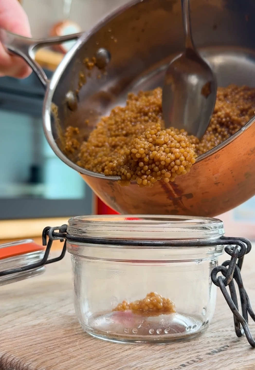 Senfkaviar 🐟 könnt ihr ganz easy selbst machen und wird in vielen Restaurants als Topping serviert. Und das beste daran: er ist vegan!  Zutaten 180 g gelbe Senfsaat 120 ml Apfelsaft 80 Apfelessig 3 El Honig  #KitchenHacks #kochen #rezepte #vegan #tiktokfood 