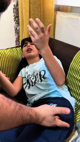 Replying to @بنت اليمن 🇾🇪♥🌹♥  عندما يفرق الاب بين اولاده ويهتم بالصغير اكتر هكذا تكون النتيجة 😭🥹 #tiktok #trend #yusefrawas #fyp #viral