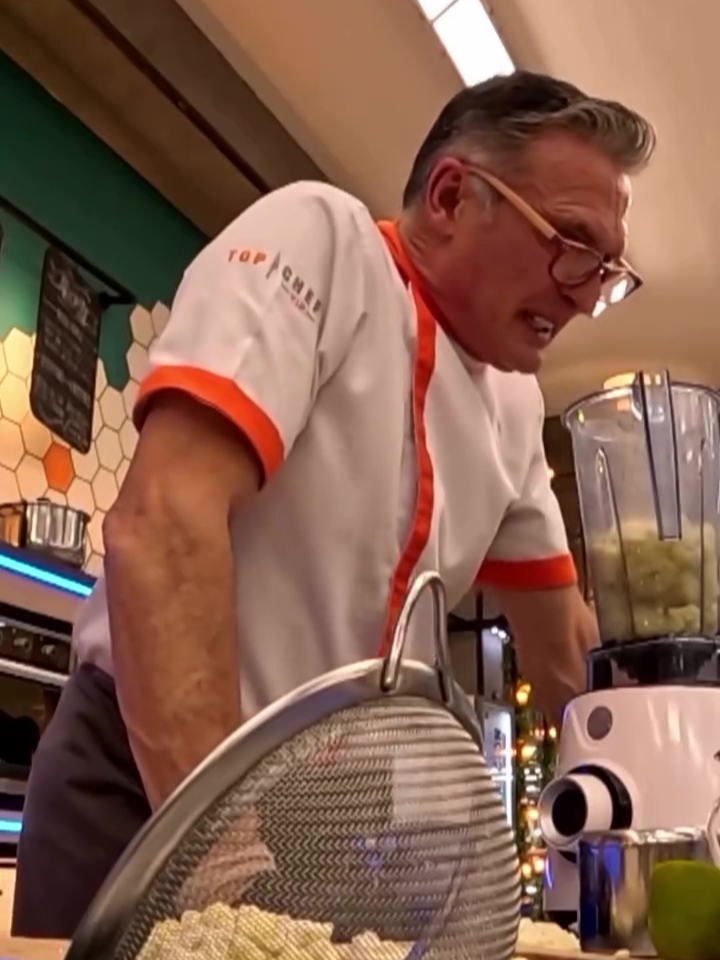 ESTA NOCHE el cansancio pesa más que nunc, la cocina recibe a una estrella y la tensión se desborda 🔥🧡 ¿Quién se llevará la inmunidad en #TopChefVIP4 ? 👨🏻‍🍳👩🏻‍🍳