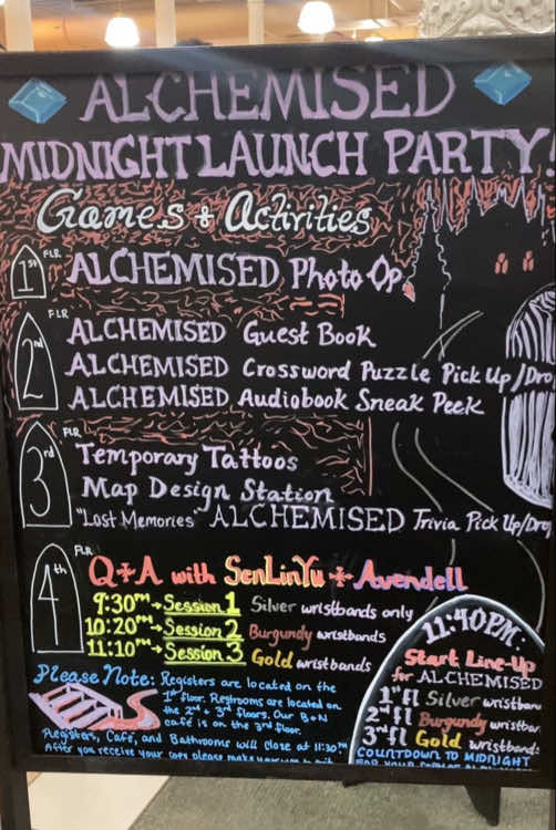 Last night was the Alchemized Midnight Release party @Barnes & Noble Union Square As usual we had a great time there. It was wonderful seeing @SenLinYu in conversation with Avendell. I can’t wait for this book to wreck me again 🫠 #alchemized #dramione #manacled #bookevent #midnightrelease 