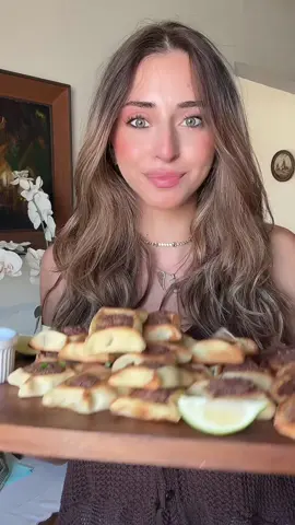 Sfiha Baalbakiye صفيحة باللحمة بعلبكية 🍋🥩🍞 حشوة ٥٠٠ غ لحم مفروم  ٢ بصل ٢ بندورة سماق سبع بهارات قرفة ملح وفلفل طحينة دبس رمان للعجين ٣ اكواب طحين ٢ ملعقة صغيرة خميرة ١ ملعقة كبيرة سكر ١ ملعقة صغيرة ملح ١ كوب ماء دافئ ثلث كوب زيت 500 grams minced beef (fatty) 2 onions 2 tomatoes Sumac, 7 spices, cinnamon Salt and pepper  Tahini Pomegrante molasses Dough 3 cups flour 2 tsp yeast 1 tablespoon sugar  1 teaspoon salt 1 cup warm water 1/3 cup oil 