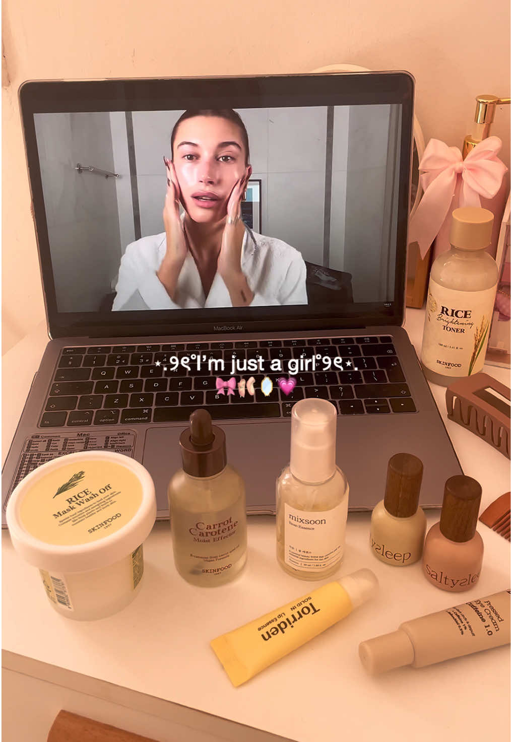 I’m just a girl 💗🎀 Products that i used: Rice mask wash off, Rice brightening Toner, Carrot carotene serum: @skinfood_global  Mixsoon bean Essence: @mixsoon_official  Saltysleep oils: @saltysleep_official  Lip balm: @𝗧𝗼𝗿𝗿𝗶𝗱𝗲𝗻 토리든  Eye cream blithe from @cosmetic_jolse  #imjustagirl #girlythings #girlyvibes #skincare #kbeauty 