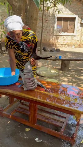 African Mum Cleaning a Monster Fish 🐟🔥   #foryou #fypシ #viralvideo #africanvillagelife #cookingvideo