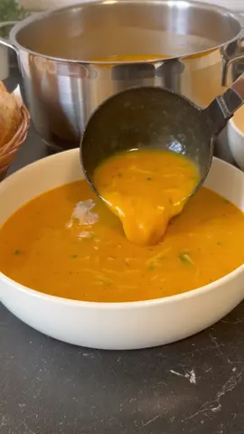 Sebzeli şehriye çorbası tarifi Tam bir sonbahar kış çorbası vitamin bombası  Ben bol limonlu ve acılı seviyorum☺️ Siz nasıl seversiniz?Yorum kısmına yazabilirsiniz🥰 Malzemeler: 3 Yemek kaşığı sıvı yağ 1 Tatlı kaşığı tereyağ 1 Soğan 2 patates 2 Domates 1 Büyük havuç 1 Diş sarımsak 1 Çay kaşığı karabiber,kırmızı toz biber Tuz 1 Çay kaşığı nane Bir tutam ince kıyılmış maydanoz Yarım Çay bardağı tel şehriye 6 Su bardağı su Bütün sebzeleri iri doğrayalım. Sıvı yağı ve tereyağını tencereye alalım.Sebzeleri üzerine ekleyip iki üç dakika kavuralım.Suyu ilave edelim.baharatlarıda ilave edip,sebzeler yumuşayana kadar pişirelim.pişen sebzeleri blendırdan pürüzsüz olana kadar çekelim.şehriyeleri ilave edelim.şehriyeler yumuşayınca,nane ve maydanozu ilave edelim.isteğe bağlı limon sıkıp sıcak sıcak servis yapalım Yapıp deneyecek olanlara afiyet şifa olsun🥰 #çorba #çorbatarifleri #şehriyeçorbası #sebzeli #lezzetli