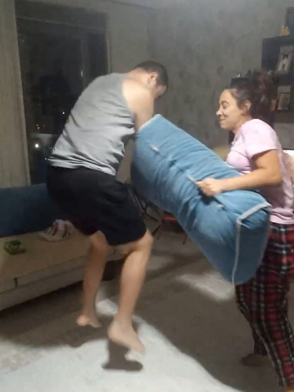 Ailecek delirdiğimiz bir gün Yastık savaşı yaşasın #defne #viral #shorts #reels #family 