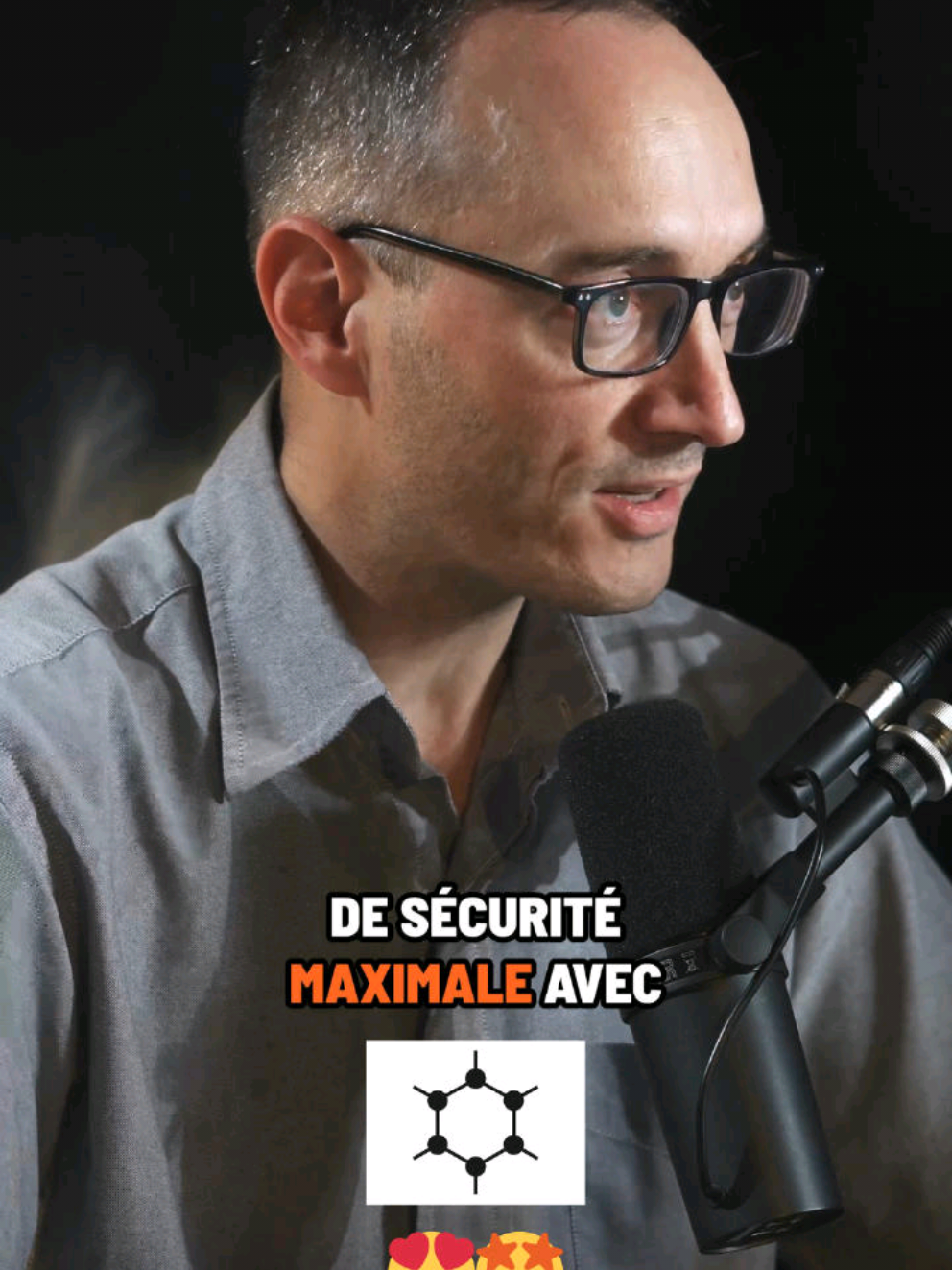 🔥 Tu crois que ton téléphone t’appartient ? Désolé, mais tu te trompes. 🔥  Google et Apple surveillent tout : tes messages, ta localisation, tes habitudes… même ce que tu regardes à 2h du matin. 😳 Et non, vider l’historique ne change rien. Ils continuent de tout collecter.    Mais il existe une solution radicale 👉 GrapheneOS.    Un système d’exploitation vraiment sécurisé, open-source, conçu pour protéger ta vie privée comme jamais. Avec GrapheneOS : ✅ Tu décides ce qui est installé sur ton téléphone ✅ Pas de tracking par défaut ✅ Des mises à jour rapides et indépendantes ✅ Un contrôle total sur tes données Et le plus fou ? C’est utilisable dès aujourd’hui, sur un Pixel.    🔁 Partage cette vidéo à quelqu’un qui pense encore que 