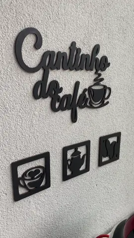 Transforme seu cantinho do café em um espaço cheio de charme e aconchego! Nada como começar o dia em um ambiente que transmite boas energias. Os quadrinhos decorativos dão um toque especial na parede, deixando seu cantinho do café ainda mais bonito, moderno e acolhedor. #cantinhodocafe #decoracaodecasa 