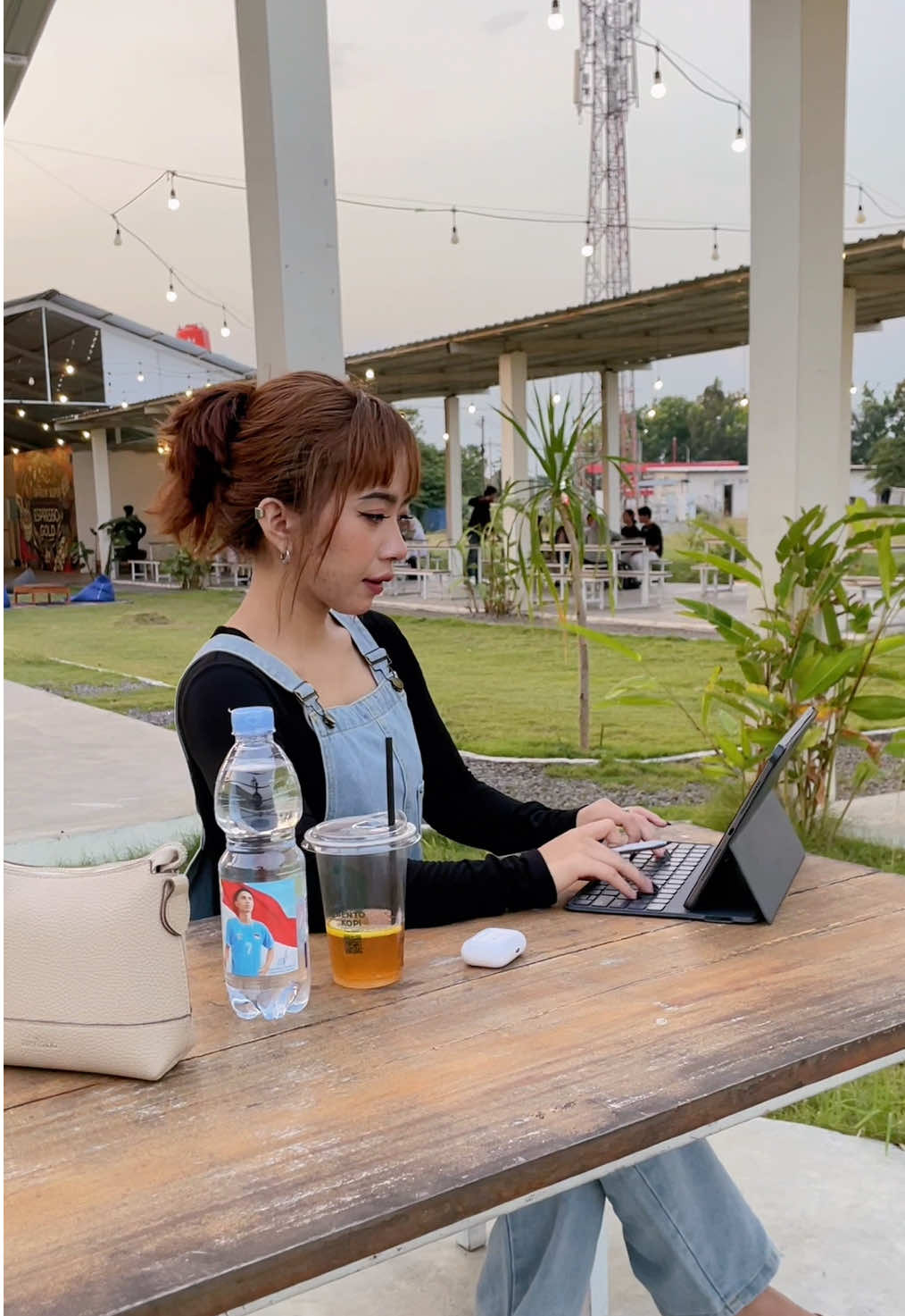 Casual look yang elegan? Wenda Jumpsuit jawabannya 👌 #WendaJumpsuit #JumpsuitStyle #OOTDInspo #DailyOutfit #casualchic 