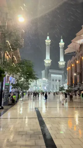 Now: Heavy rain and lightning in Masjid Al Haram. 🕋 ⛈️ . . . . . . . . . #rain #rainyday #makkah #islamic #foru 