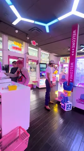 Camera action!!!! #claw #arcade #popmart #denver #labubu 