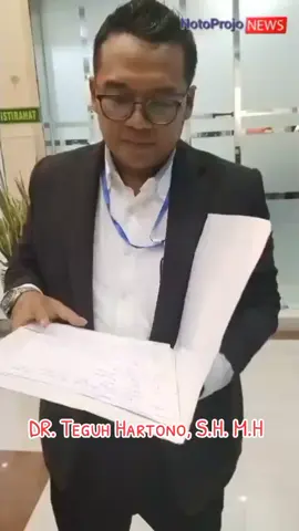 Sidang ke-10 Dugaan Penipuan Rp.3,1 Milyar Hadirkan Saksi Ahli Hukum Pidana A de Charge PATI – NOTOPROJO.ID Dugaan Penipuan 3,1 Milyar untuk sidang Ke-10 dengan agenda pemeriksaan keterangan Saksi A de charge Ahli Pidana yang dihadirkan Terdakwa dalam perkara nomor : 113/Pid.B/2025/PN.Pti. Tindak Pidana Penipuan dan/atau Penggelapan dilaksanakan di Pengadilan Negeri Pati Selasa (23/09/25) Nampak terdakwa Anifah didampingi Penasehat Hukumnya Sudarsono SH dan Team hadir dipersidangan . Saksi  a de charge dari pihak Terdakwa menghadirkan saksi Ahli Hukum Pidan Mujiono Hafidz Prasetyo SH.MH oleh Majelis Hakim Pengadilan Negeri Pati Ketua Majelis: Budi Aryono, S.H., M.H.Anggota Dian Herminasari, S.H., M.H.Anggota Wira Indra Bangsa, S.H., M.H. Serta Jaksa Penuntut Umum Danang Seftrianto SH.MH . Kuasa hukum korban DR. Teguh Hartono, S.H. M.H.memberikan keterangan pers kepada awak media usai sidang. Mujiono Hafid menjelaskan mengenai perbedaan antara tindak pidana penipuan dan/atau penggelapan dengan wanprestasi. Atas keterangan Ahli Pidana dalam persidangan kali ini, kuasa hukum Korban, Dr. Teguh Hartono, S.H., M.H. berpendapat bahwa apa yang disampaikan oleh Ahli Pidana diutamakan Perdata dahulu daripada Pidana bertentangan dengan Pasal 29 AB, “Sebagaimana kita dengarkan bersama Ahli Hukum Pidana dalam sidang kali ini yaitu Mujiono Hafidz Prasetyo S.H., M.H.,LL.M. yang menyatakan perkara perdata lebih didahulukan daripada perkara pidana berdasarkan Pasal 80 KUHP. Ini tentunya bertentangan dengan Pasal 29 Algemeine Bepalingen Van Wetgeving Voor Indonesia. Dalam Pasal 29 AB itu mengatur tuntutan pidana harus didahulukan daripada perdata, kalo Pasal 80 KUHP yg disampaikan oleh Ahli tadi setau saya terkait daluwarsa penuntutan pidana”jelas Teguh. Kuasa Hukum Korban berharap Majelis Hakim mengabaikan keterangan atau pendapat Ahli yang dihadirkan kali ini karena tidak konsisten dalam memberikan pendapat. “Satu sisi Ahli sependapat bahwa apabila perikatan terdapat tipu muslihat maka itu termasuk penipuan, tapi di sisi lain Ahli mengatakan wanprestasi. Namun ketika diminta pendapat kenapa jadi wanprestasi, Beliau menyatakan tidak bisa menjawab karena bukan Ahli Hukum Perdata tapi Ahli Hukum Pidana,” tambah Teguh Selanjutnya Ahli juga menerangkan bahwa jaminan yang bukan miliknya tidak bisa kategorikan sebagai itikad baik. Kemudian Ahli juga berpendapat jika ada pemberian ganti kerugian setelah proses berlangsung, maka tidak dapat menghapus pidananya”. pungkas DR. Teguh Hartono Penulis : Heroe Editor : Heroe #pati #jateng #jatenghits 