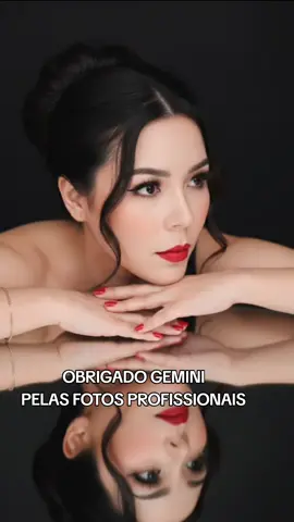 Obrigado Google Genimi pelas fotos profissionais. Passo a passo:Abra o Genimi no Google coloque uma foto para inspiração e cole esse texto: Foto 1: Criar uma imagem A imagem mostra uma mulher deitada de lado, apoiando o rosto e as mãos sobre uma superfície espelhada que reflete sua imagem. Ela é semelhante a essa imagem cabelo preso em um coque volumoso, com algumas mechas soltas na frente. O olhar dela está voltado para o lado, transmitindo uma expressão de serenidade e contemplação. O destaque da maquiagem é marcante: batom vermelho vibrante, olhos delineados com delineador preto, cílios longos e sobrancelhas bem definidas. Suas unhas estão pintadas de vermelho, combinando com o batom. No braço visível, ela usa uma pulseira fina e delicada. O fundo é escuro, o que faz com que o reflexo na superfície brilhante se torne o segundo ponto central da composição, quase como um espelho perfeito que duplica sua beleza e expressão. #googlegemini #fotosia #fotoia #gemini #fotogeminiprofissional 