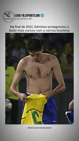 Na final da Copa do Mundo de 2002, Edmilson protagonizou um dos momentos mais curiosos e engraçados da decisão com a camisa da Seleção Brasileira. Durante o segundo tempo da partida contra a Alemanha, a camisa de Edmilson rasgou, e ele precisou trocá-la urgentemente. O problema é que o roupeiro entregou a ele uma camisa que havia sido usada no primeiro tempo, totalmente molhada e do avesso dentro de um saquinho.  Na pressa e sob a tensão da final, Edmilson teve grande dificuldade para vestir o uniforme novo, demorando cerca de um minuto e quase precisando da ajuda dos companheiros Gilberto e Roque para conseguir colocar a camisa do jeito certo. Ele se confundiu e não conseguia passar os braços de forma adequada, causando uma situação inusitada e divertida que chamou até a atenção do árbitro Collina, o que virou uma cena memorável na história do futebol. Apesar do sufoco com a camisa, o Brasil saiu vitorioso por 2 a 0 com os dois gols de Ronaldo, conquistando o pentacampeonato. Edmilson até brincou depois, dizendo que não queria perder tempo vestindo a camisa errado para evitar ser advertido com cartão amarelo, mas acabou pagando esse 