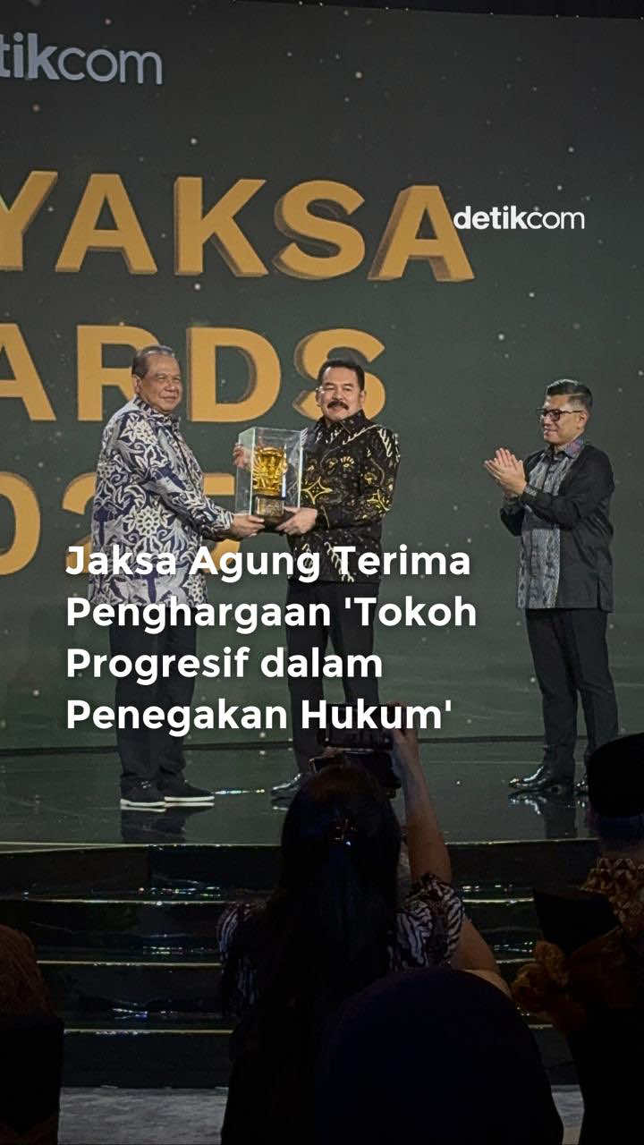 Transmedia memberi penghargaan khusus kepada Jaksa Agung ST Burhanuddin di malam puncak Adhyaksa Awards 2025. Burhanuddin mendapat penghargaan khusus tokoh 'Progresif dalam Penegakan Hukum'. Penghargaan diberikan langsung oleh Chairman CT Corp Chairul Tanjung didampingi Pemimpin Redaksi detikcom Alfito Deannova Gintings dalam malam puncak Adhyaksa Awards 2025 di The Westin, Jakarta Selatan, Selasa (23/9/2025). Burhanuddin mengaku terkejut dengan penghargaan yang diberikan Transmedia. 