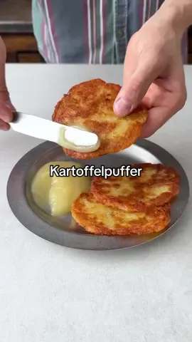 Germany’s crispy potato pancakes 🇩🇪 #kartoffelpuffer #germanfood #vegan Full recipe on my website (link in bio) 👏