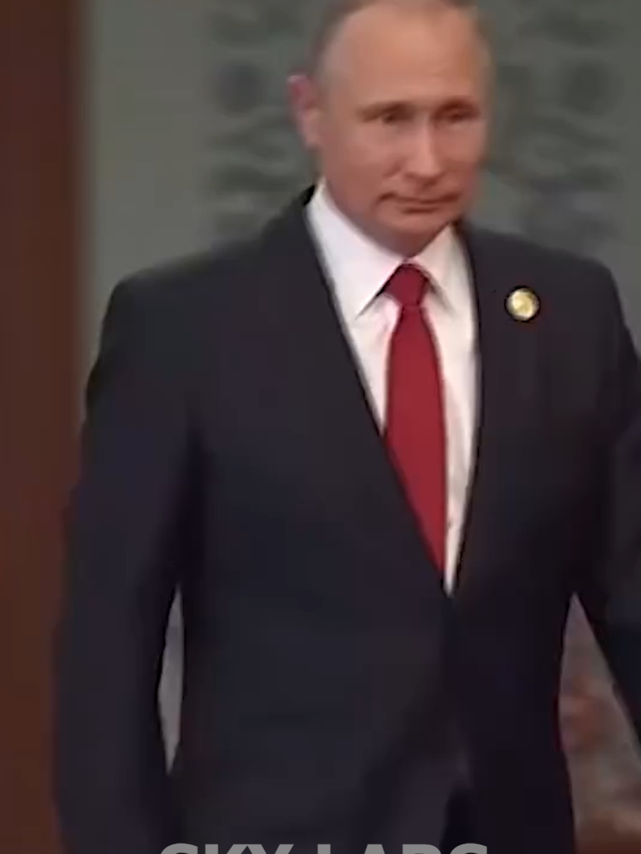 🌍 El impacto global de Vladimir Putin: 5 huellas imborrables 1️⃣ Energía como arma: Rusia convirtió el gas y el petróleo en instrumentos de presión, obligando a Europa a replantear su dependencia. 2️⃣ Conflictos internacionales: sus acciones en Ucrania y Georgia revivieron ecos de la Guerra Fría y llevaron a la OTAN a reforzarse en Europa del Este. 3️⃣ Poder digital y mediático: mostró cómo un Estado puede usar la información y la guerra cibernética como nuevas armas de influencia. 4️⃣ Oriente Medio: su apoyo a Assad en Siria cambió radicalmente el equilibrio regional. 5️⃣ Democracia bajo presión: su prolongada permanencia en el poder alimenta el debate sobre cómo los líderes pueden desafiar o debilitar los límites democráticos. El legado de Putin no solo marcó a Rusia, sino que remodeló el orden internacional de forma duradera. #VladimirPutin #Geopolítica #HistoriaContemporánea #Rusia #OTAN #MedioOriente