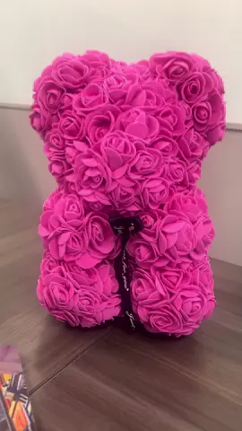 Un regalo único y especial 💖✨ Este tierno oso hecho de rosas artificiales es el detalle perfecto para sorprender a esa persona importante en tu vida. Ideal para cumpleaños, aniversarios o simplemente para decir te pienso. 🎁🌹 varios colores #UniqueGifts #RoseBear #SpecialDetails #TikTokMadeMeBuyIt #ViralOnTikTok
