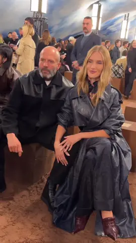 Rosie huntington whiteley and Jason Statham at Burberry show #rosiehuntingtonwhiteley #jasonstatham #fyp #fashiontiktok #burberry 