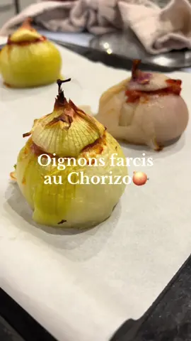 Recette originale et gourmande d’Oignons farcis 🧅 Ici je l’ai accompagné de farz noir et j’ai réalisé une farce tomates/ chorizo mais vous pouvez le farcir selon vos envies ! 😋 1. Commencez par enlever la peau de vos oignons ( choisissez des gros oignons) et plongez les dans l’eau bouillante pendant environ 10 minutes  2. Préparez votre farce (ici une préparation de tomates concassées, épices et chorizo) 3. Creuser votre oignon avec une cuillère et incorporez y la farce de votre choix (vous pouvez ajouter le cœur de l’oignon découpé à votre farce si vous le souhaitez)  4. Refermez avec le « chapeau » de l’oignon et enfournez 15 minutes à 180 °C Et c’est prêt !  Dites moi en commentaires si vous voulez la recette du farz noir ! ☺️ #oignon #bretagne  #recettefacile 