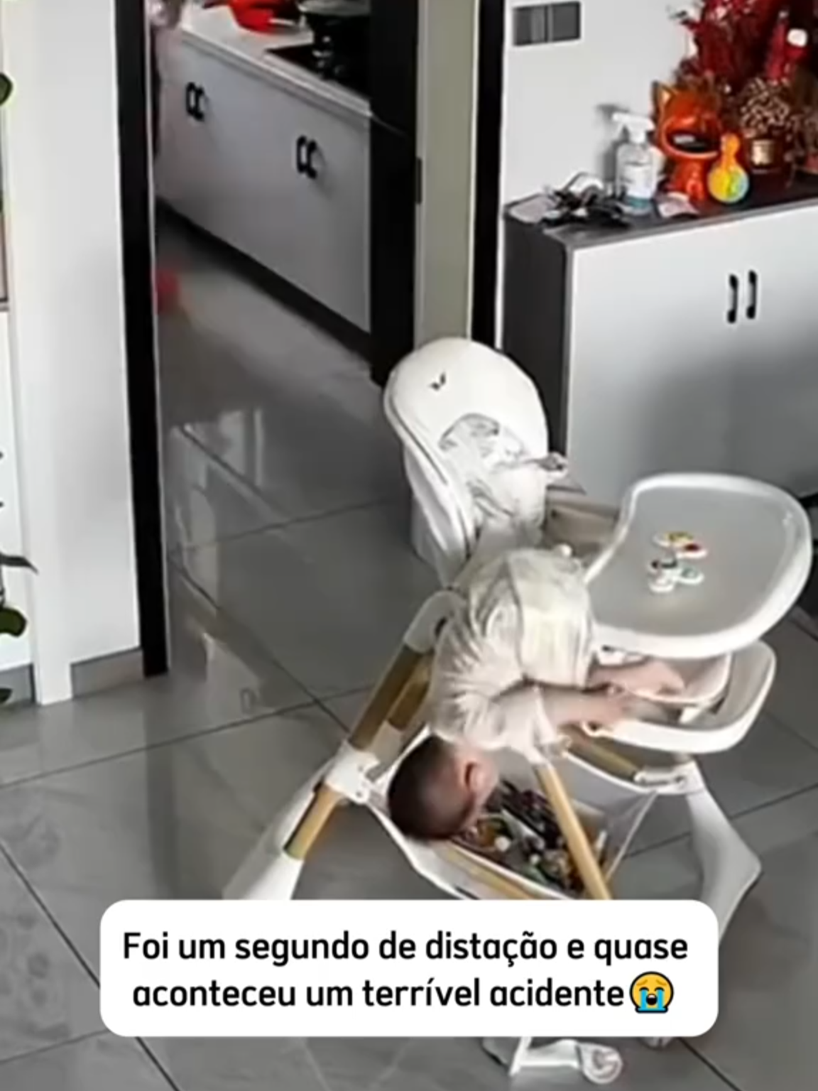 O cinto portátil da Pequena Mente transforma qualquer cadeira comum em um assento seguro para as refeições do seu bebê. É leve, compacto e cabe na bolsa! Ideal para usar em restaurantes, na casa da vovó ou até durante uma viagem. 👉 Protege, estabiliza e dá liberdade pra família aproveitar os momentos com mais tranquilidade. #babylove #diadascriancas #maternidade