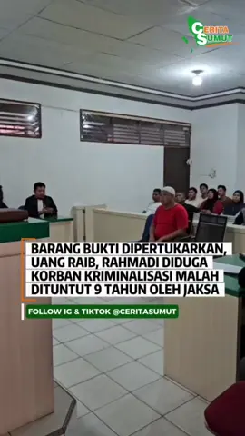 BARANG BUKTI DIPERTUKARKAN, UANG RAIB, RAHMADI DIDUGA KORBAN KRIMINALISASI MALAH DITUNTUT 9 TAHUN OLEH JAKSA Sidang narkotika di Pengadilan Negeri Tanjungbalai, Selasa (23/9/2025), berubah jadi panggung ironi hukum. Rahmadi (34), warga biasa yang sejak awal berteriak dijebak, justru dituntut 9 tahun penjara oleh Jaksa Penuntut Umum (JPU). “Jaksa sudah kehilangan nurani! Bukti penuh kejanggalan diabaikan, tapi klien saya malah dihukum,” tegas Thomas Tarigan, kuasa hukum Rahmadi, dengan suara lantang. Kasus ini memang bau busuk sejak awal. Barang bukti sabu 10 gram disebut milik tersangka lain bernama Andre, tapi entah bagaimana tiba-tiba dialihkan ke Rahmadi. Dua saksi polisi malah berikan keterangan beda di persidangan. Bripka Toga bilang sabu ada di bawah jok depan mobil. Gunarto justru menyebut barang itu di bawah kursi sopir. Hakim sampai heran dan menanyakan langsung, “Kalian benar menemukan barang bukti itu, atau kalian yang menaruhnya?” Ironinya, jaksa tetap menelan bulat-bulat cerita janggal itu. Dalam tuntutannya, jaksa menulis sabu ditemukan “di bawah kursi supir penumpang” dengan narasi berbelit yang semakin bikin kasus ini busuk. “Kenapa sidik jari tidak pernah diperiksa? Klien saya bahkan minta diperiksa sidik jarinya, tapi malah diabaikan. Ponselnya disita, uang Rp11,2 juta di rekeningnya lenyap, tapi jaksa tutup mata!” bentak Thomas. Lebih parah lagi, mobil tempat sabu-sabu itu ditemukan sudah lebih dulu dalam penguasaan polisi. Artinya barang bisa diutak-atik seenaknya. Namun, jaksa tetap menuntut 9 tahun. “Jaksa bukan lagi menegakkan hukum. Dia menegakkan kebusukan. Nurani sudah mati,” tuding Thomas keras. Rahmadi yang dituntut malah menangis di persidangan. “Izin Yang Mulia, saya keberatan,” ucapnya dengan suara bergetar. Hakim hanya menjawab dingin, “Tulis saja di pledoi nanti.” Keluarga Rahmadi pun meledak emosi. Mereka yakin kasus ini penuh rekayasa: mulai dari barang bukti dipertukarkan, uang raib, hingga dugaan penganiayaan saat penangkapan. “Kalau hukum bisa direkayasa begini, siapa pun bisa jadi korban. Kapolri harus turun tangan! Kalau diam, rakyat akan percaya hukum sudah mati,” teriak kakak Rahmadi. Kasus Rahmadi kini jadi simbol perlawanan warga Tanjungbalai terhadap hukum yang kotor. Sabu bisa dipindahkan, tapi nurani aparat ternyata ikut hilang.  .  #CeritaSumut #Rahmadi #Kriminalisasi #Sumut #Viral