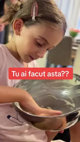 Când eram mică, una dintre cele mai dulci amintiri era momentul în care mama termina de pregătit prăjitura și îmi lăsa mie castronul de “curățat” 😋. Gustul acela simplu, bucuria din ochi și nerăbdarea de a savura desertul erau de neprețuit. Astăzi, văd aceeași strălucire în ochii fetiței mele când își primește „misiunea” de a linge castronul. ❤️ E o tradiție mică, dar plină de iubire, pe care am dus-o mai departe și care ne leagă peste generații. 👉 Tu ce amintire dulce din copilărie ai transmis mai departe copiilor tăi? #AmintiriDinCopilarie #DulceCaMama #TraditiiDeFamilie #MomenteDeNeuitat #CuDragDinBucatarie      