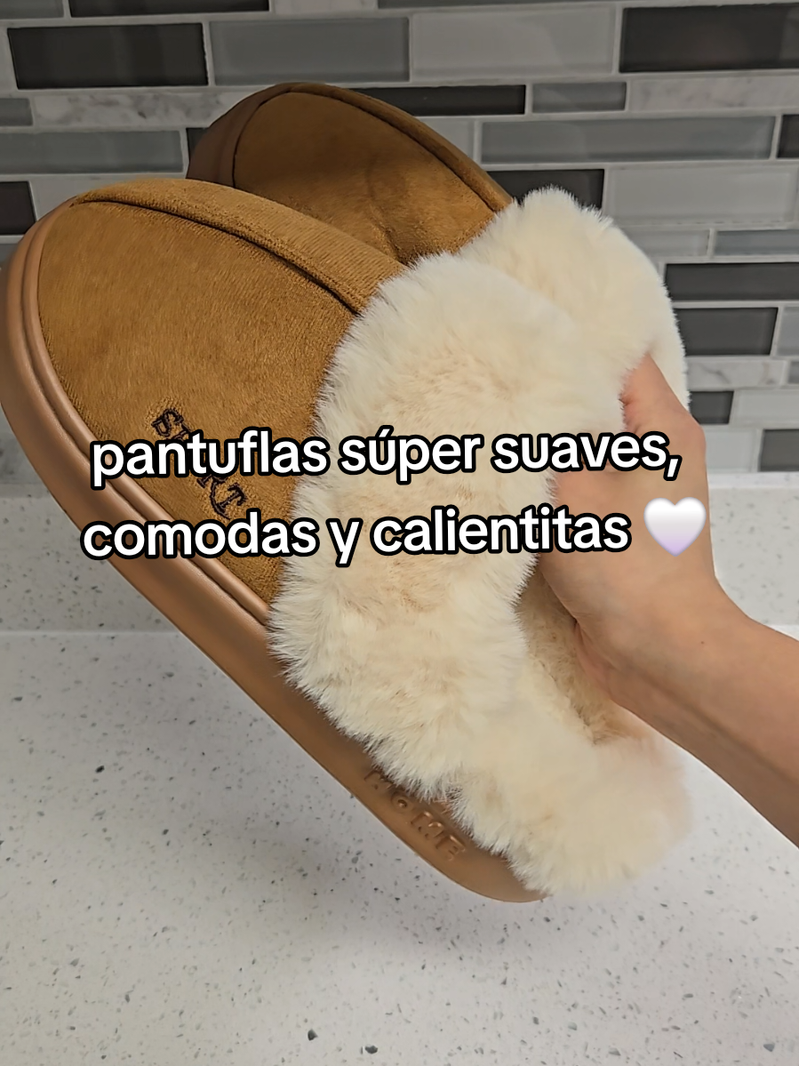Con su suela ligera de EVA y su tejido de poliéster, estas pantuflas mantienen tus pies cálidos y cómodos tanto dentro como fuera del hogar. no te las pierdas estan perfectas para esos días fríos.. #pantuflas  #comfortableshoes #comfyshoes #slippershoes #womenslippers 