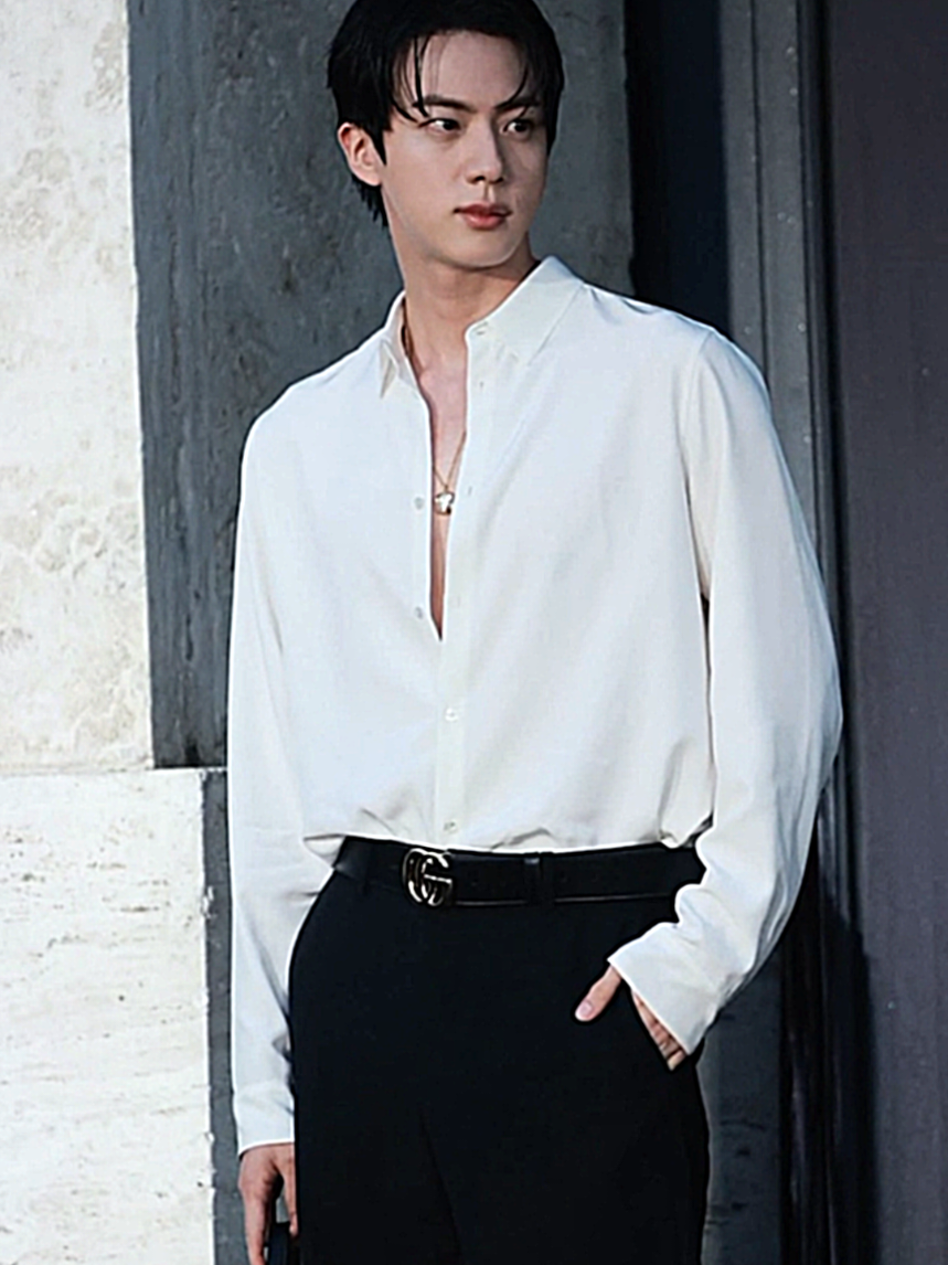 The location for Gucci’s event featuring their film, “The Tiger” is absolutely gorgeous! Army, are you there to support Jin? 📍 The Palazzo Mezzanotte GUCCI ROYALTY JIN #JinxGucci #Jin #MFW #GucciLaFamiglia @gucci