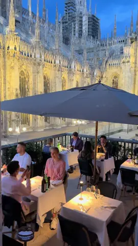 Milan's secret restaurant with the best view ✨ Name of the restaurant at the end of the video❤️🇮🇹🍝🍕 #milan #duomo #italy #fyp #viral 