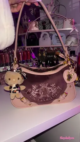 What’s in my vintage juicy couture bag, I am Obsessed with this bag, it’s giving y2k Bratz! 😍🫶💕 @JuicyCoutureUk @Juicy Couture #whatsinmybag #whatsinmypurse #bagcollection #packmybag #fyp 