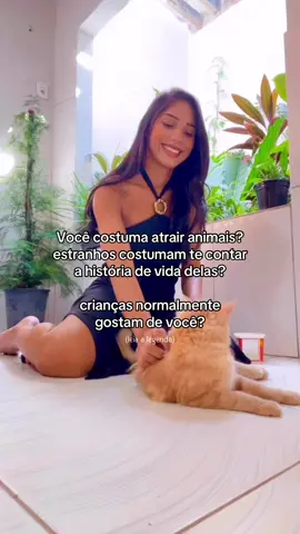 Por um lado isso pode ser bom, já por outro... Pessoas que atraem animais, crianças e confidências de estranhos possuem um magnetismo especial, ligado à energia acolhedora e empática que emanam.  Essa vibração transmite segurança e conforto, o que faz seres mais sensíveis, como crianças e animais, se sentirem protegidos. Estranhos, por sua vez, sentem que podem compartilhar suas histórias sem julgamentos. Por outro lado, essa sensibilidade exige cuidado, pois quem tem esse magnetismo tende a absorver as energias ao seu redor de forma intensa.  Para evitar sobrecarga emocional, é importante estabelecer limites, praticar proteção energética e priorizar o autocuidado. Assim, é possível usar esse dom sem se esgotar.