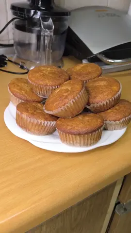 DRY INGREDIENTS  1 and 1/2 cup cake flour/all purpose flour (sifted) 1 teaspoon baking powder  1 teaspoon bicarbonate of soda  3/4 cups sugar WET INGREDIENTS  1/2 cup oil 1/4 cup Buttermilk/ sour milk 2 eggs 1 teaspoon vanilla essence  4 mashed bananas 🍌 🍌 🍌 
