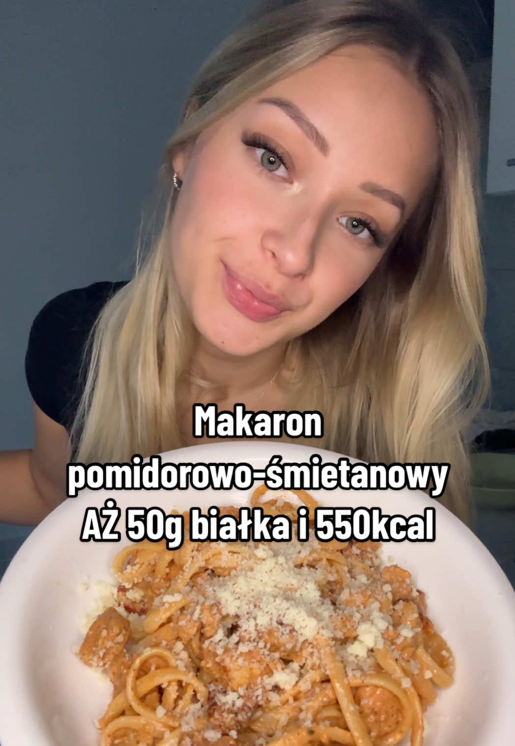 Makaron idealny na redukcję (albo dla tych co po prostu lubią dobrze zjeść bo jest PRZEPYSZNY)🥗💕  Składniki: •180g mięsa z piersi z kurczaka •2g oleju rzepakowego  •przyprawy: papryka słodka, papryka ostra, suszone pomidory z czosnkiem i bazylią, pieprz ziołowy, sól i pieprz czarny •ćwierć cebuli •1-2 ząbki czosnku •65g makaronu •30g pomidorów suszonych bez zalewy (jeśli macie takie w zalewie możecie dać mniej, żeby kcal się zgadzały) •50g passaty pomidorowej 20g śmietanki 18% •20g serka śmietankowego lekkiego/proteinowego!! •woda do podlania kurczaka i do makaronu •8g sera gran gusto/grana padano Co ugotować następne? #redukcja #FoodTok #GymTok #dlaciebie #fyp 