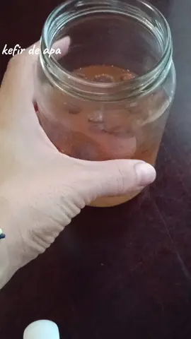 Kefirul de apă este o băutură probiotică natural fermentată, obținută prin fermentarea apei îndulcite (de obicei cu zahăr brun, miere sau sirop de arțar) cu ajutorul granulelor de kefir de apă, care conțin o cultură simbiotică de bacterii benefice și drojdii. 🌱 Beneficii pentru sănătate: Îmbunătățește flora intestinală (conține probiotice). Susține imunitatea. Poate ajuta la digestie și la reducerea balonării. Este o alternativă sănătoasă la sucurile îndulcite sau băuturile carbogazoase.#fermentatie #kefir #kefirdeapa #probiotic #probioticnatural 