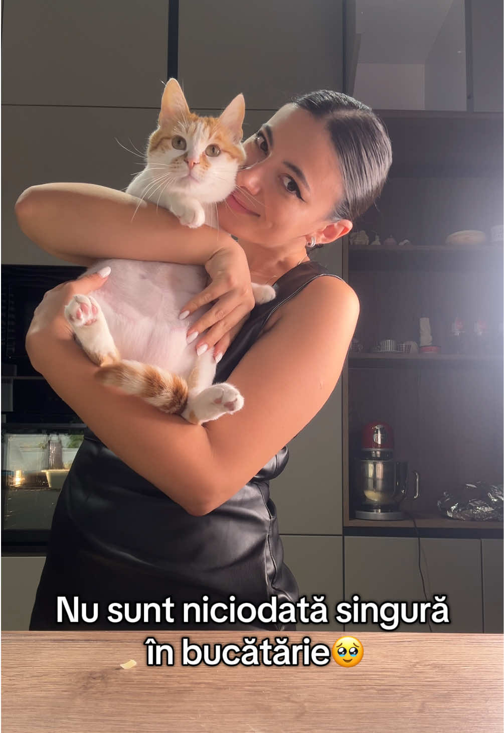 Aveți și voi ajutoare în bucătărie? 🐈 #fyp #catlover #catfyp #viralcats #fypcat 