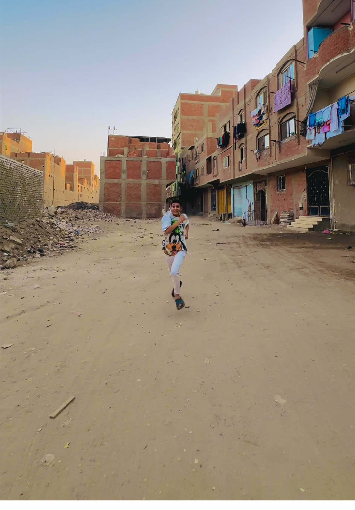 أنا بفكر أبيع كليتي🫁🤥وشتري شركه كبيره🏦🤥وبعدها يبقا معايا فلوس كتيره 💵🤥وشتري كليتي تاني🫁💵 🤥😂#علوه #ضحك #كوميدي #الشعب_الصيني_ماله_حل😂😂 #اكسبلور #ترند #اضحك #اشهر_واحد_ف_الكوميديا #كوميديا #مضحكه #مضحك #جديد 