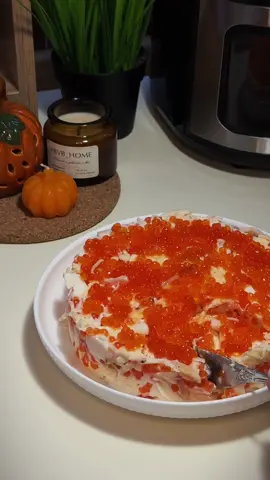 МОРСКОЙ САЛАТ 🤩 Готовится за считанные минуты,  а на столе смотрится очень празднично 😍 Что нужно: • морской коктейль (или кальмары) • крабовые палочки • 150 г сыра • 3 яйца • зубчик чеснока • красная икра • майонез • щепотка смеси перцев (по желанию) Готовим: Берём морепродукты (или отвариваем кальмары). Крабовые палочки делим на волокна.  Яйца нарезаем, сыр натираем на тёрке. Добавляем чеснок, майонез и перчик. Всё перемешиваем Для подачи я сформировала салат через кулинарное кольцо и украсила красной икрой Совет: дайте салату настояться 20 минут в холодильнике — вкус будет ещё нежнее 💛 ✨ Больше простых и уютных рецептов я публикую у себя в телеграм-канале  Ссылка/ник в шапке профиля!
